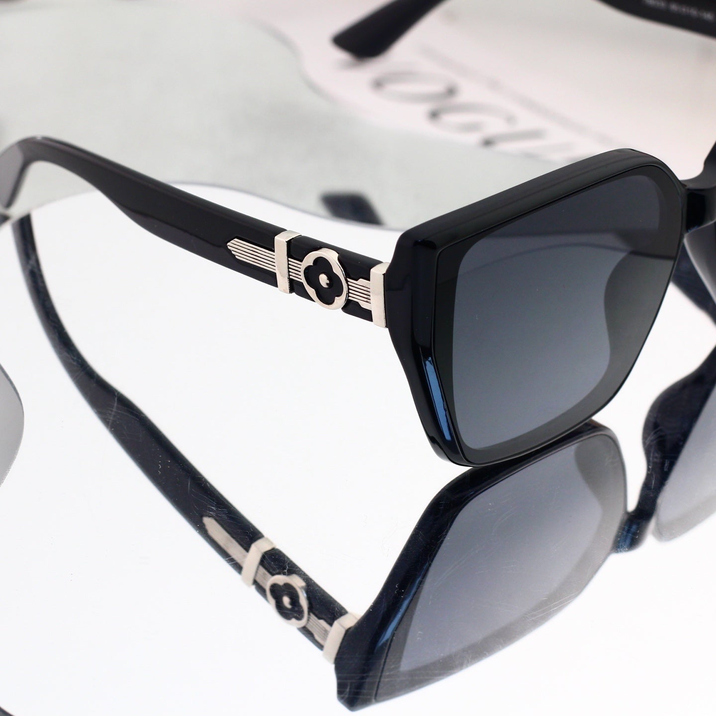 Minimalist Oversized Metal Decorated Sunglasses 68807